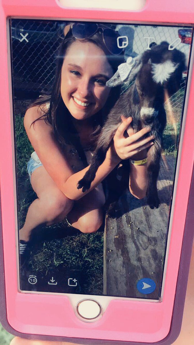 storytori_'s tweet photo. Fayette County Fair 2016 was a success ππ π‘π #fair #foreheadshine https://t.co/yEWdcIqwjK