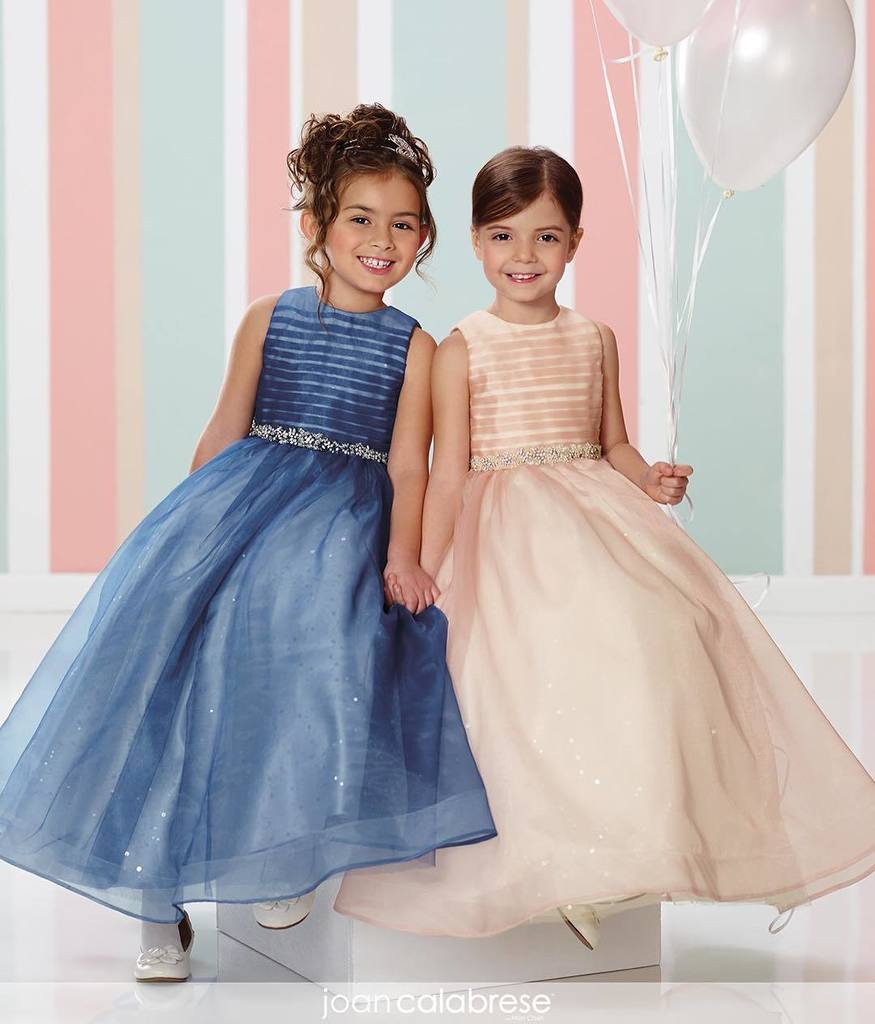 JoanCalabrese's tweet photo. Sapphire or Tea Rose? 💕
@joancalabrese #216328 #flowergirl https://t.co/V44Qx1YS9S