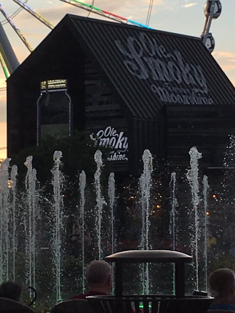 Joyce5577's tweet photo. #OleSmoky #funtime2016 #MargaritaVille #Tennessee https://t.co/c3Kb63TIuN