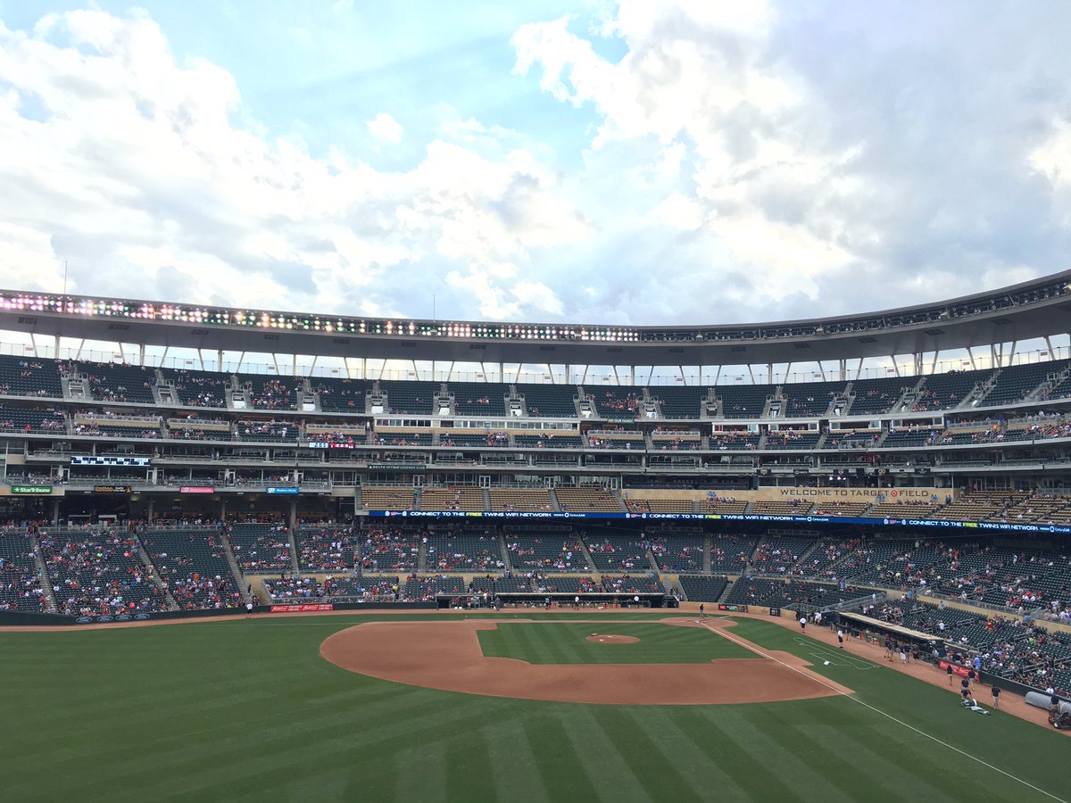 TwinsFanKatie's tweet photo. At the @Twins game with Dad 😃 ⚾️ 231 / 3 / 1
#Snowday #itsabeautifuldayforbaseball https://t.co/lX8nS4Bfcg
