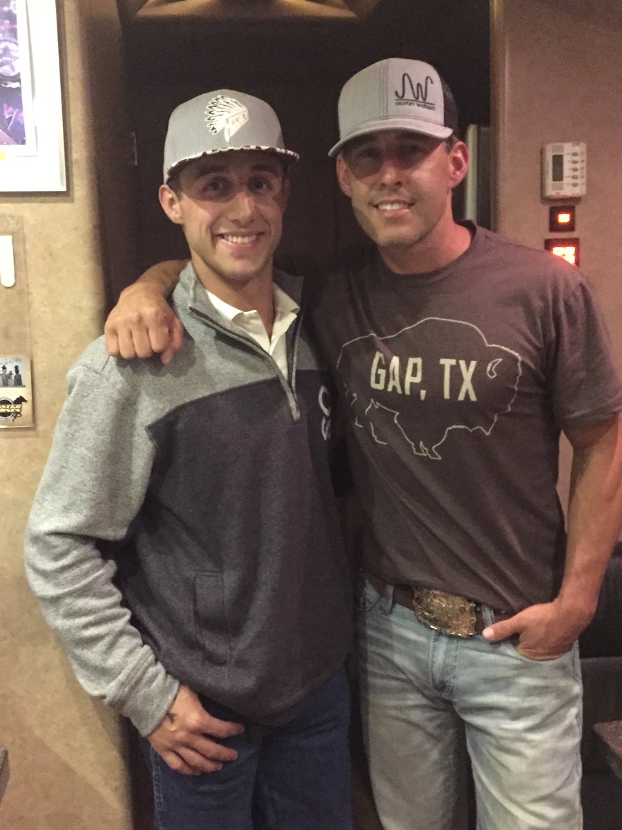 SageKimzey's tweet photo. Thank you to my bud @aaron_watson for the awesome time last night! #LongLiveSingingCowboys https://t.co/NNpPToZ7If