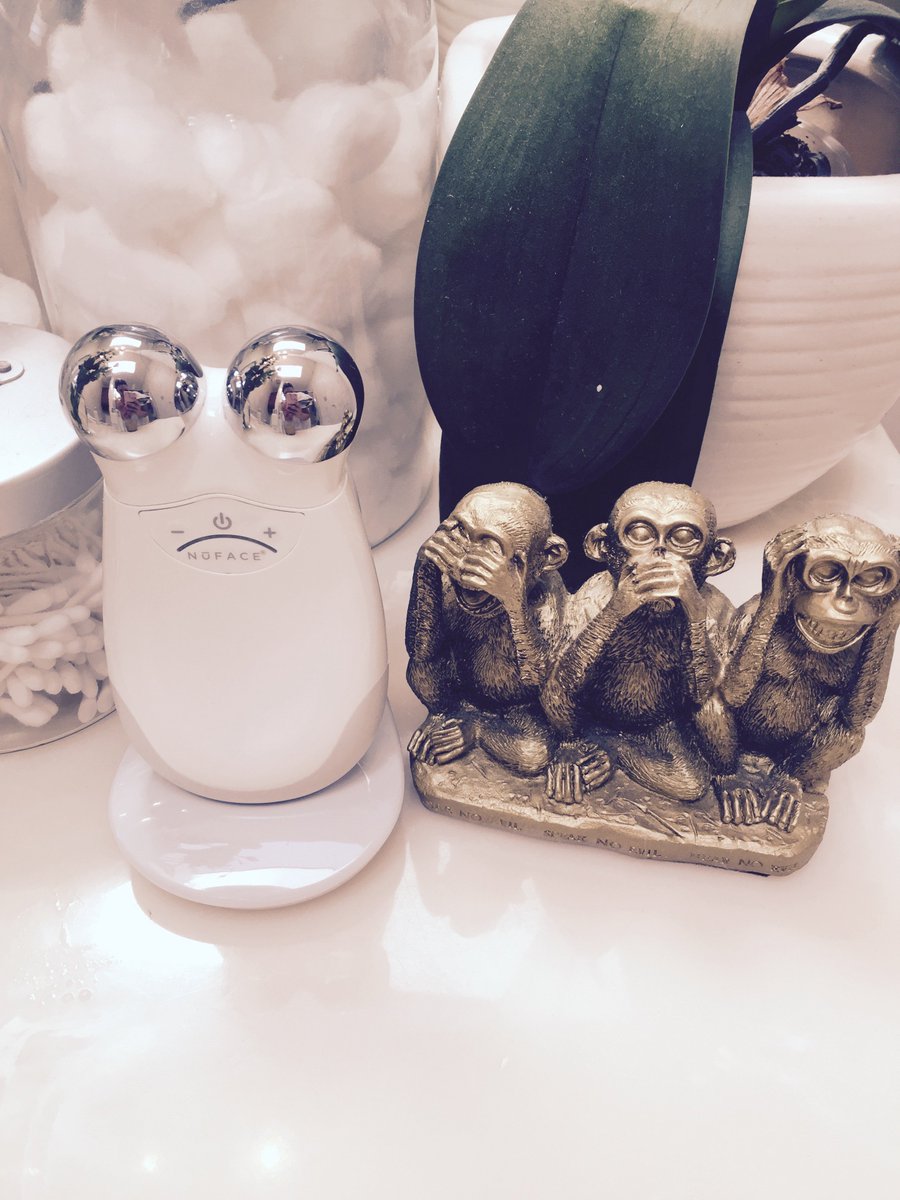 jmob57's tweet photo. 🙈 See no evil @myNuFACE just another #tool in my #beauty arsenal, helps me keep away pesky wrinkles &amp; #finelines https://t.co/rK5E8OhoiS