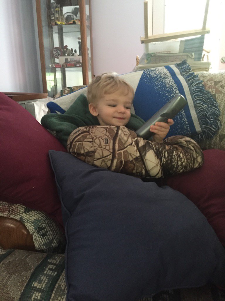 Alexandill0's tweet photo. Act young, build a pillow fort! #actyoung https://t.co/K1q6lZfvwr