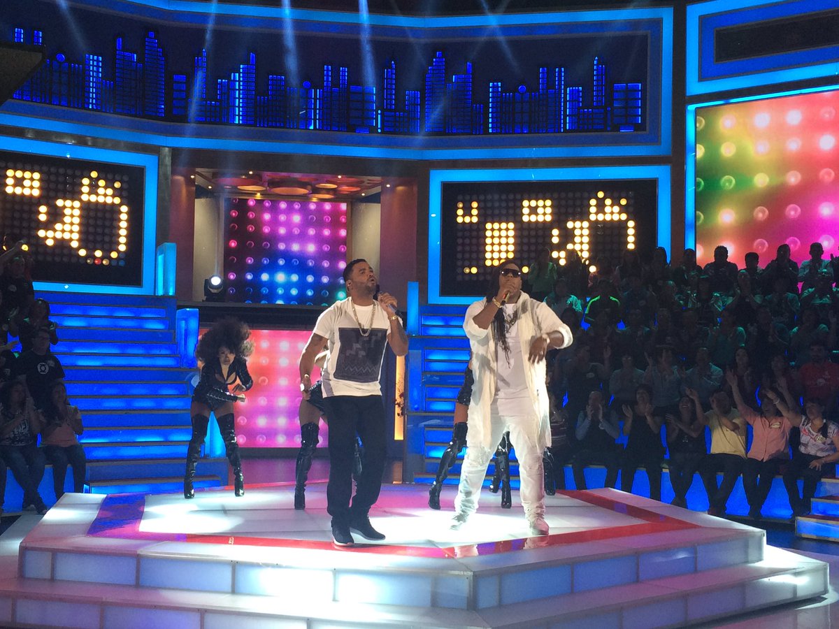 SabadazoOficial's tweet photo. ¿Quién ya canta #Embriágame con @zionylennoxpr?
Pues a tuitear #ZionYLennoxEnSabadazo✅😎👊💃 https://t.co/nLYZOwXBEJ
