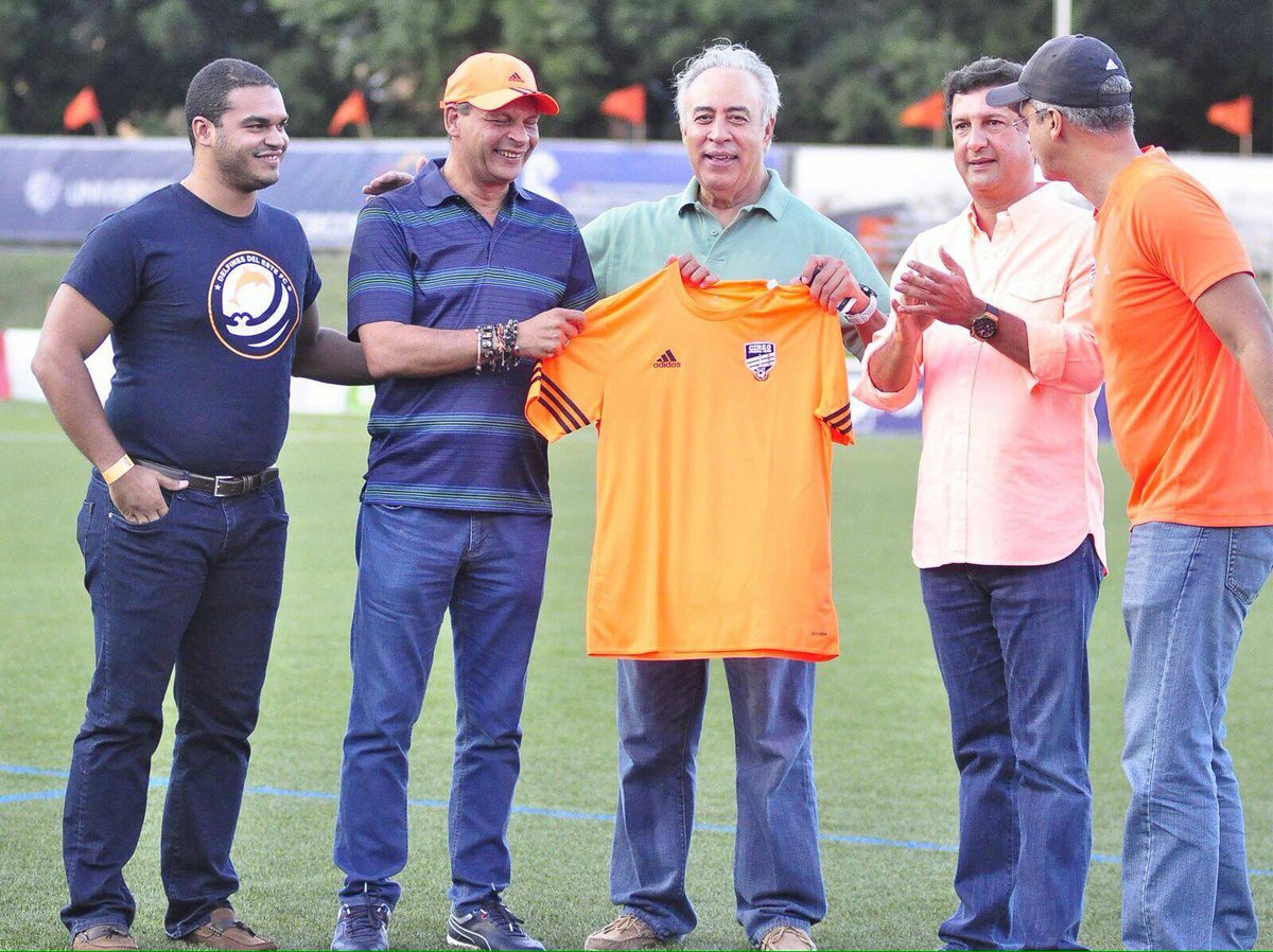 MisterDeportes's tweet photo. Medio tiempo. Directivos de @CibaoFC FÉLIX GARCÍA, MANUEL ESTRELLA reconocen la familia KRANWINKEL @delfinesdeleste https://t.co/JVi0Os9gld