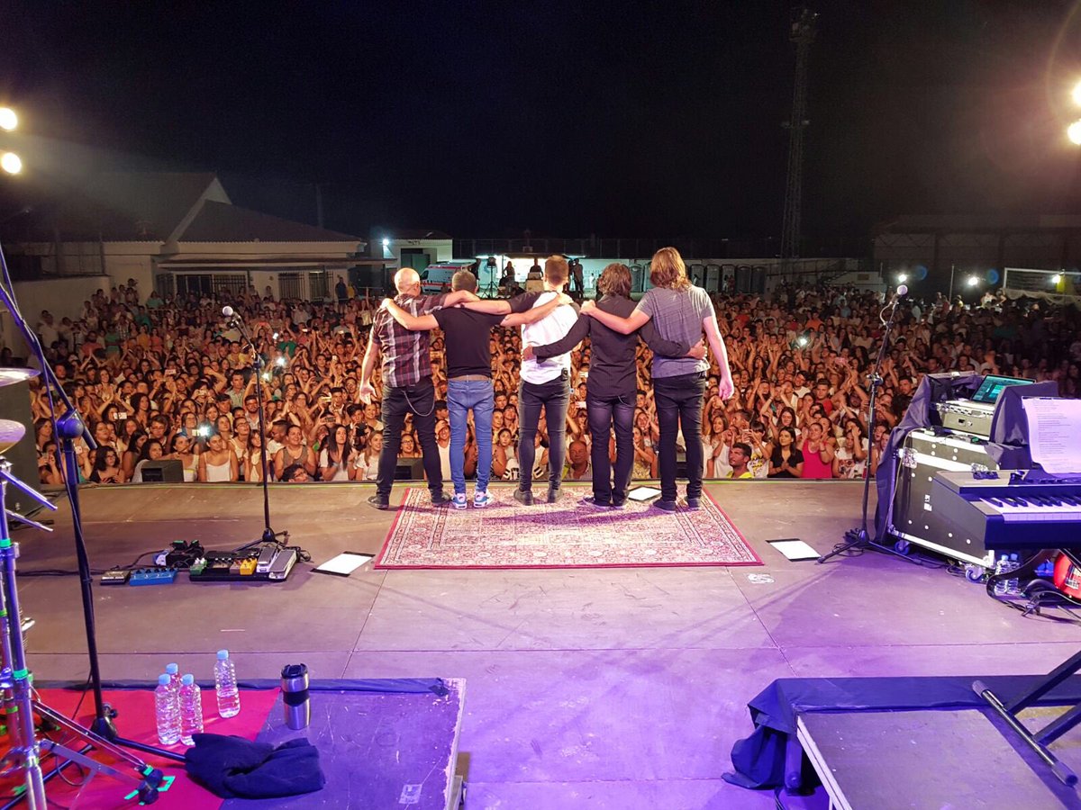 AntonioJSMazuec's tweet photo. Santa Amalia qué bonito fue hoy mirarte de esa manera... Millones de gracias por vuestras voces alzadas #TOURSENTI2 https://t.co/xCWEwSxiYA