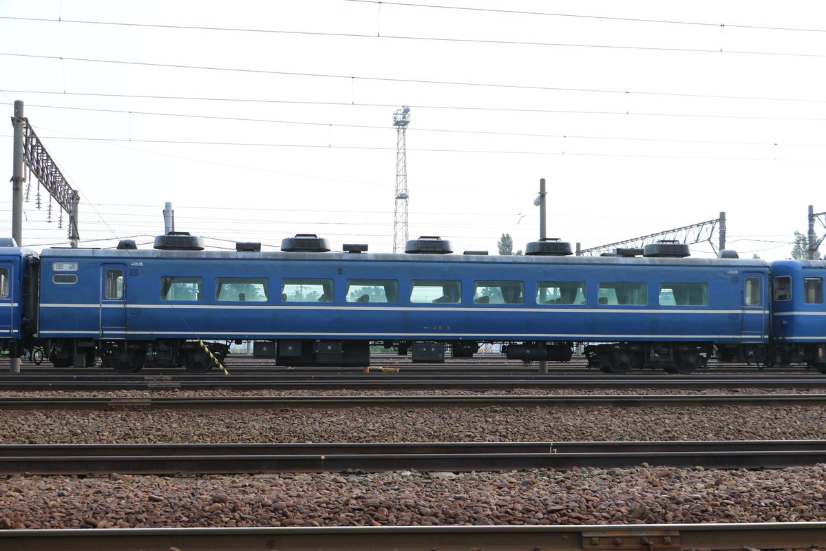 札幌運転所の14系の客車、特に遮るものも無く、初めて4両全て撮る事が