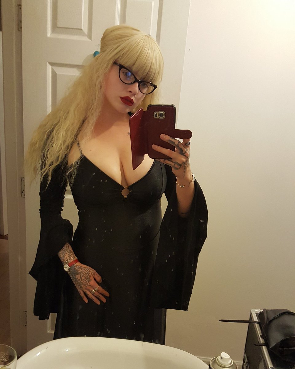 missmarilynx's tweet photo. #OOTN I sliced my finger open slapping someone with a needle laden tit @TheAuldSchool but this is how I looked b4 it https://t.co/xmBVSHkZhj