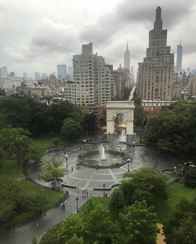 TIMPWOOD's tweet image. washingtonsquareparkerz.com/rainyview-clea… - #rainyview #cleanandempty #saturday #washingtonsquarepark #nyc