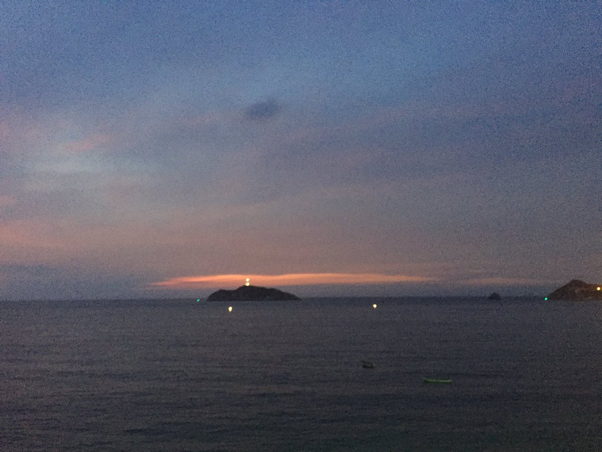 chapyrandall's tweet photo. Que linda es La Perla #SantaMarta , atardecer hermoso en la bahía. #SomosSamarios y el Morro ahí. https://t.co/NqiOrvGIrq