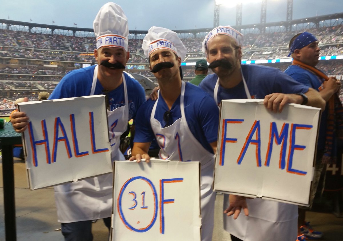 metroBASEBALL's tweet photo. Hey @niaforg, these Italian-American fans threw a #PiazzaParty in honor of @mikepiazza31 #Retire31 ceremony tonight! https://t.co/Nti4IeorNg