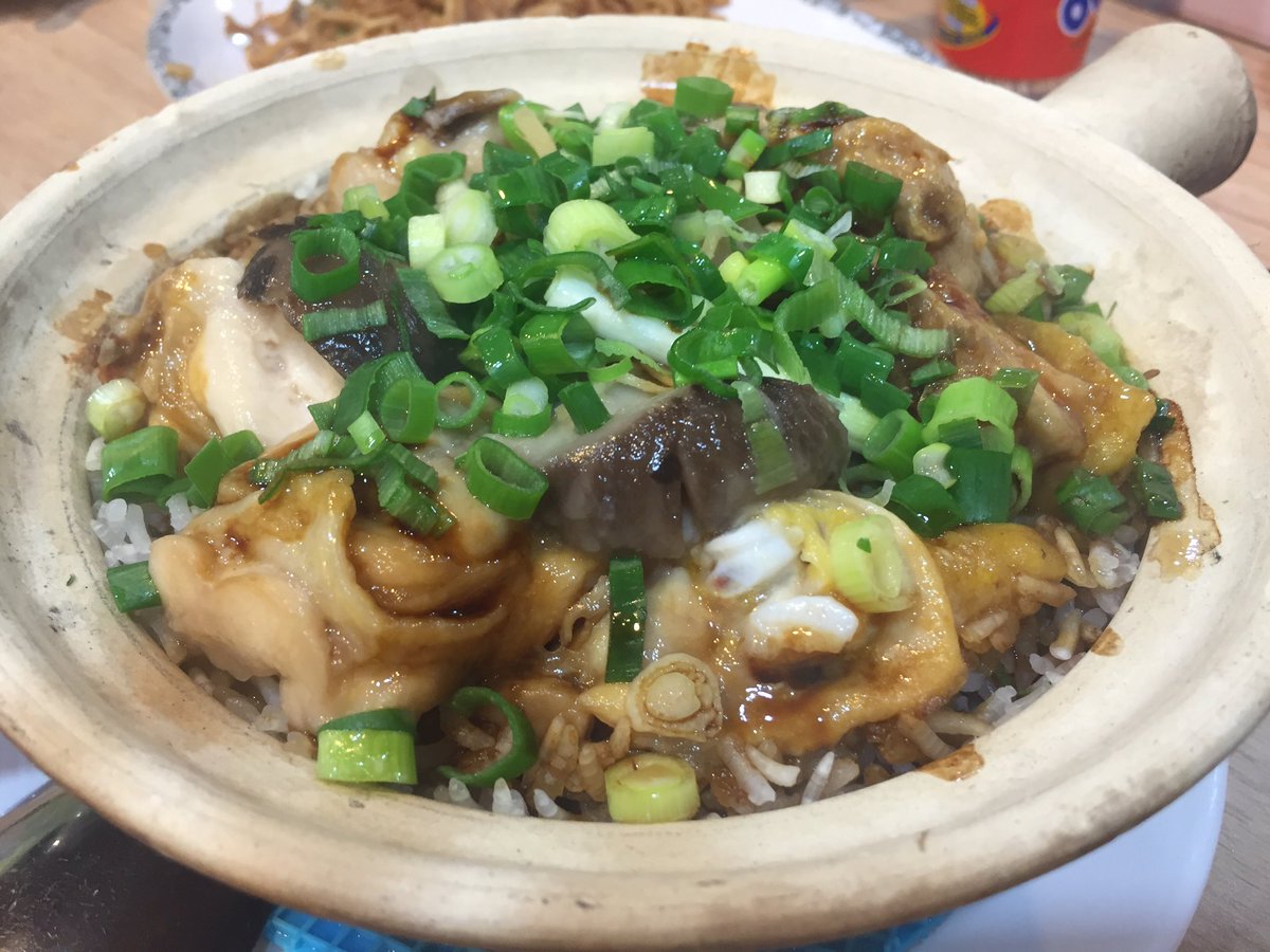 PieraChen's tweet photo. Chicken and mushroom claypot rice #hongkong #lpinhongkong #lpworldeats #travel @lonelyplanet #food https://t.co/fDK2fuE5CR
