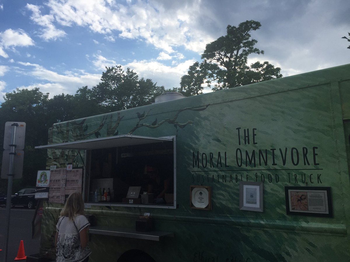 Moral_Omnivore's tweet photo. Hanging out on Nicollet and 38th for @kingfieldmarket #rootenanny
Yey music, food, & Beer from @lakesandlegends https://t.co/P7OqH1evVH