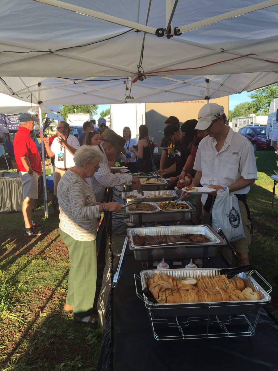 WaymanALuy's tweet photo. Dinner @ #TBMOPA campground #OSH16 #flyWayman https://t.co/wF27q3Ls0T