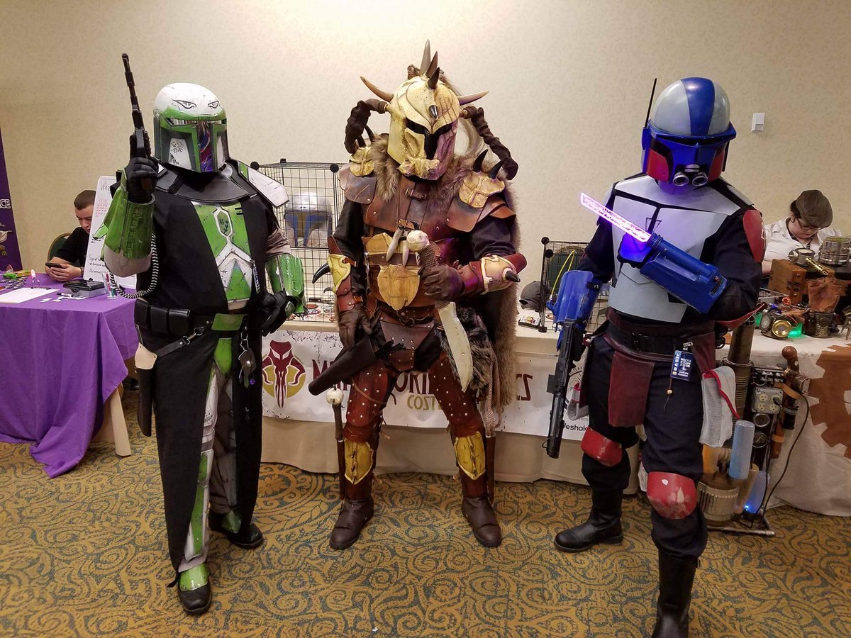 VeshokClan's tweet photo. Packing up the table then about to go walk the con for a bit. Awesome second day @MechaCon! #starwars #mandomercs https://t.co/MEoapgSm9f