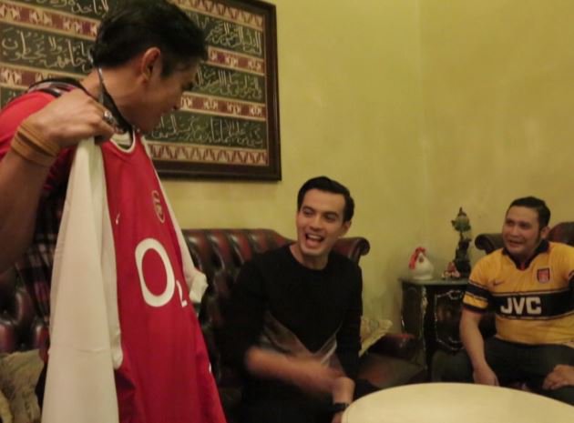 Rt <a href="/Melamar_NET/">Melamar NET</a>: Apa yang dilakukan Pelamar kita <a href="/RudydeNiro/">Rudy_joe</a> bersama <a href="/TemmyRahadi99/">Temmy Rahadi</a> dg jersey Arsenal? <a href="/ID_ARSENAL/">ARSENAL INDONESIA</a>