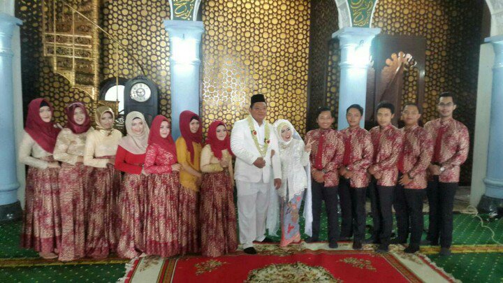 LAMBDA_2010's tweet photo. Keluarga besar @LAMBDA_2010 mengucapkan happy wedding @rorondahe semoga menjadi keluarga sakinah mawadah warohmah https://t.co/eVWZGKfwZ7