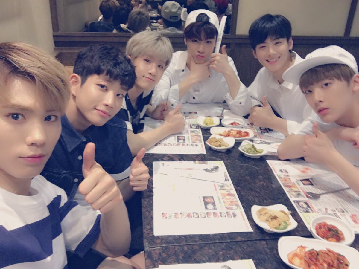 여러분은 점심드셨어요??ㅎㅎ 저희는 저녁으로 순두부 먹으러 왔어용!! 아무리 바빠도 밥은 챙겨 드세용~~^^
#아스트로 #ASTRO #라키 #아로하 #숨가빠