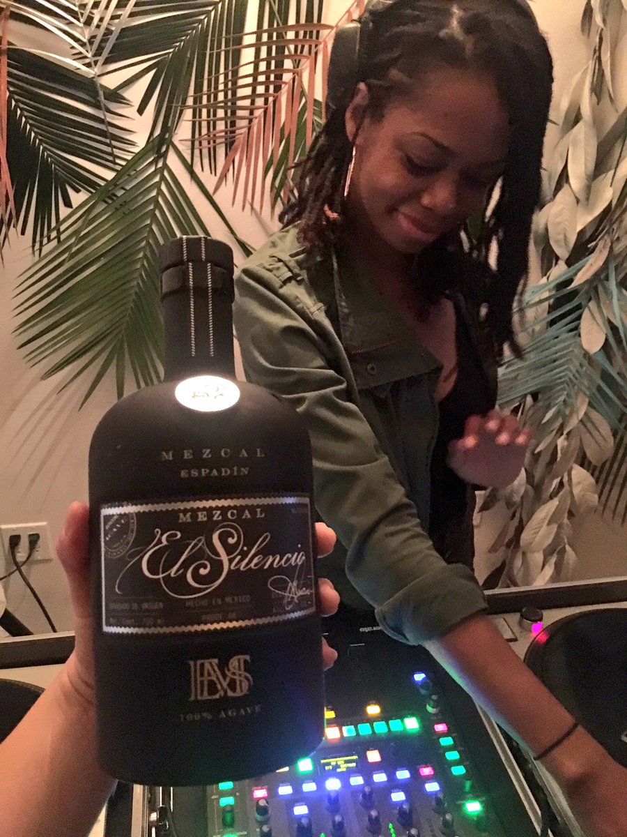 At <a href="/elchavola/">Pop-Up at El Chavo</a> and @francescathedj is juuuust starting to flex. Be here or be ⬜️ #silencionights 💃🏻