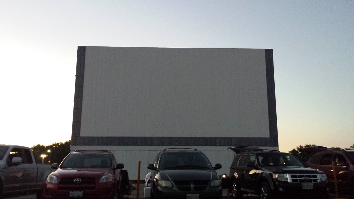 lunamaria87's tweet photo. Perfect night for the Drive-in! #SkyviewDriveIn #Drivein #doublefeature https://t.co/Y05d0fOhmi