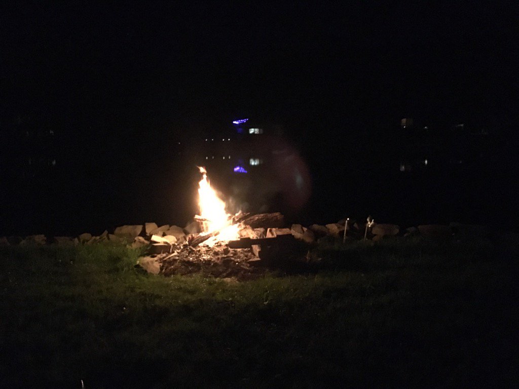 sjarrett10's tweet photo. Perfect fire. Listening to Imagine. Crickets. Quiet. Nice. https://t.co/xqhOxcvN9u