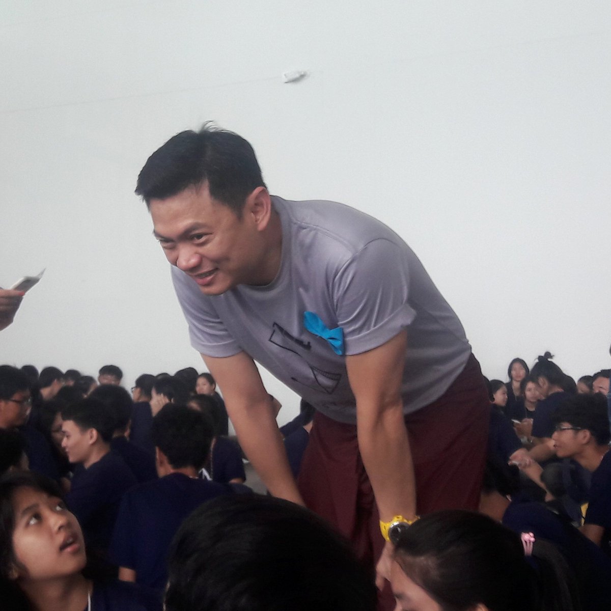 _defdefK's tweet photo. พี่เอ้น่ารัก~~~~ อธิการบดีมารับน้อง59เลยจ้าาาาา5555 #มีความเป็นกันเองสูง #ทีมลาดกระบัง #hellokmitl https://t.co/QNgxejg3pe