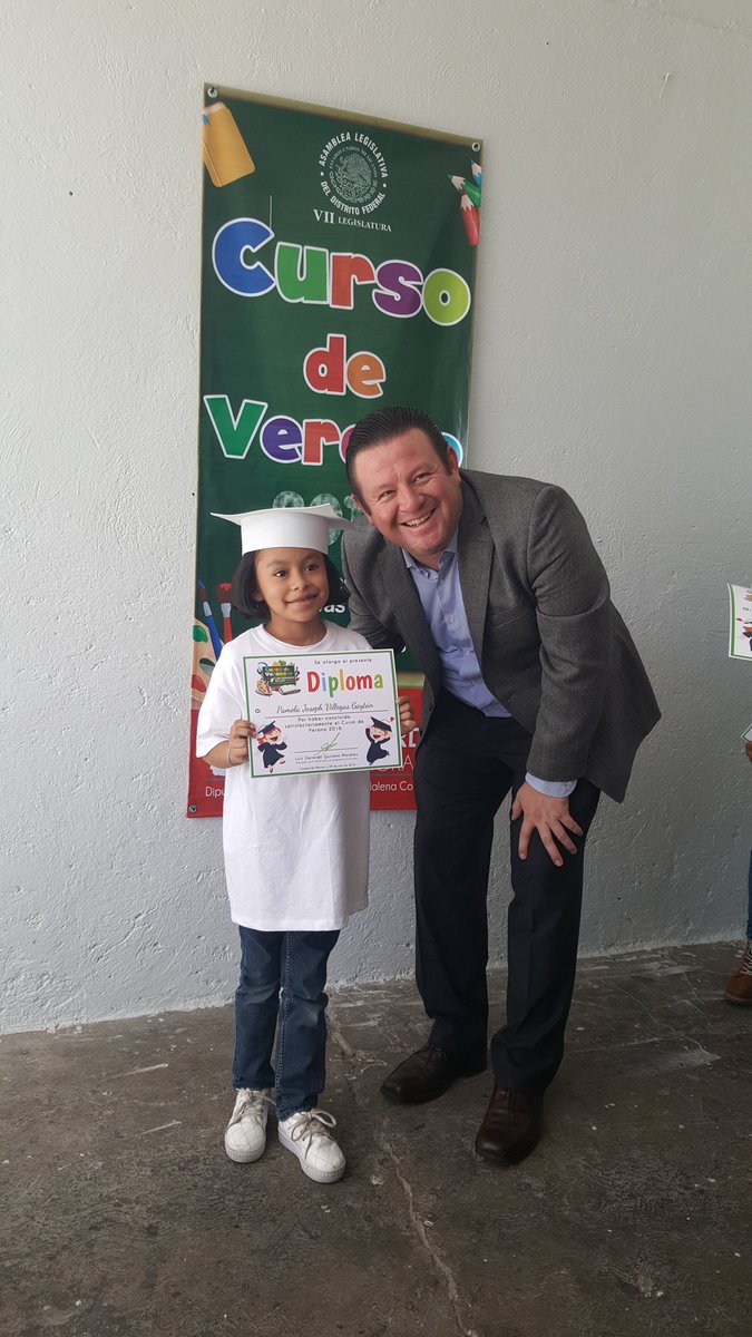 Luis_GQM's tweet photo. Ayer en la clausura de nuestro curso partimos pastel y entregamos diplomas a los niños @AsambleaDF @DelLaMagdalenaC https://t.co/S6iCOejK4j