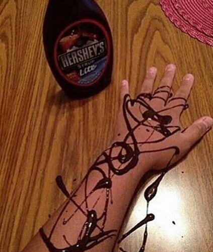 commonarabbguy's tweet photo. Girls be like "check out my henna, it's the best!!" https://t.co/p4JQkh1vWs