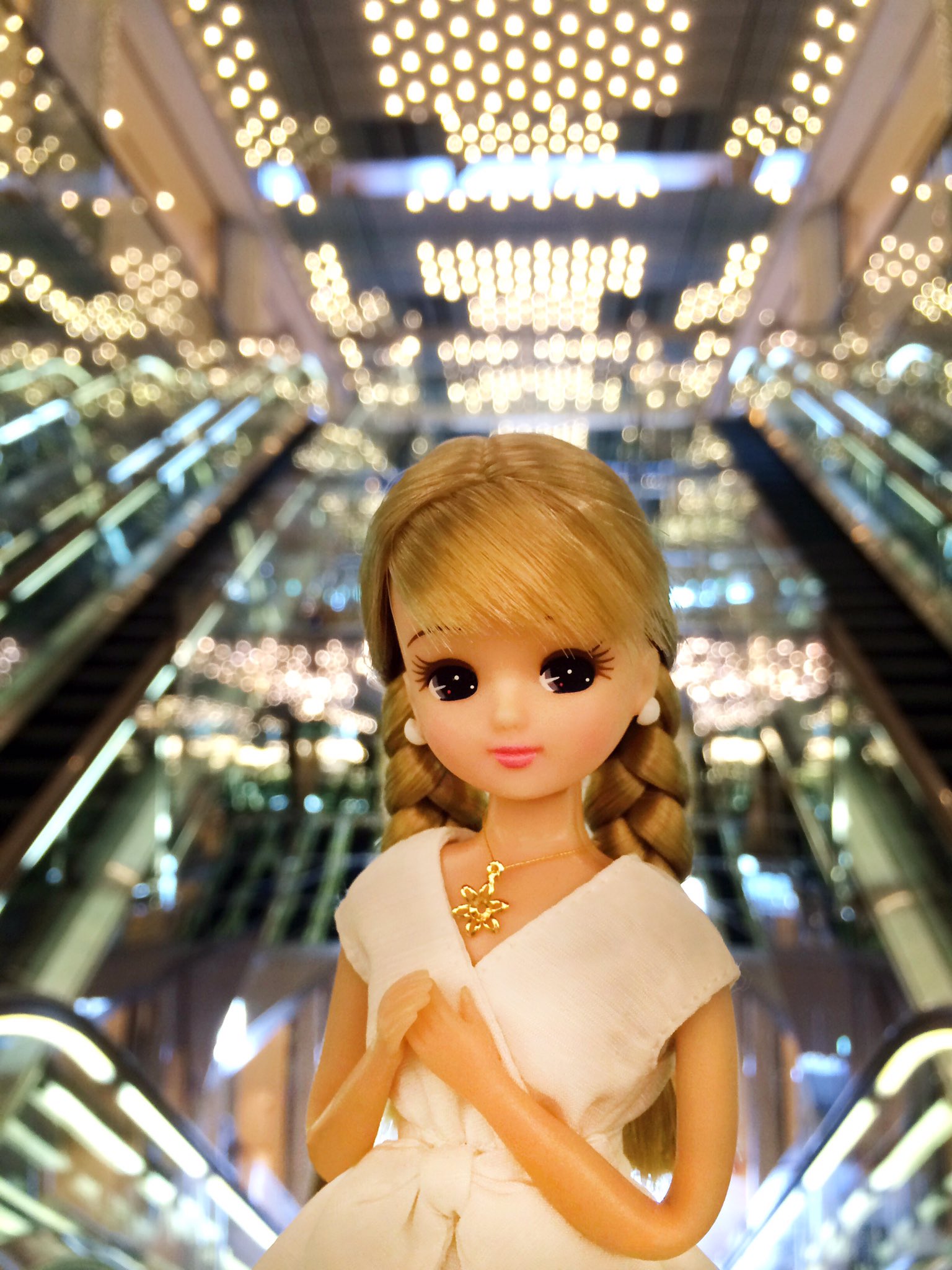 リカちゃん 公式 今日はお友達と女子会なの なんだか 女子会っていつもよりもオシャレに気合いが入っちゃう スウィーツをお供に ファッションのこと お気に入りのカフェ情報 旅行の計画に最近見ているドラマ それにもちろん恋バナも 行って