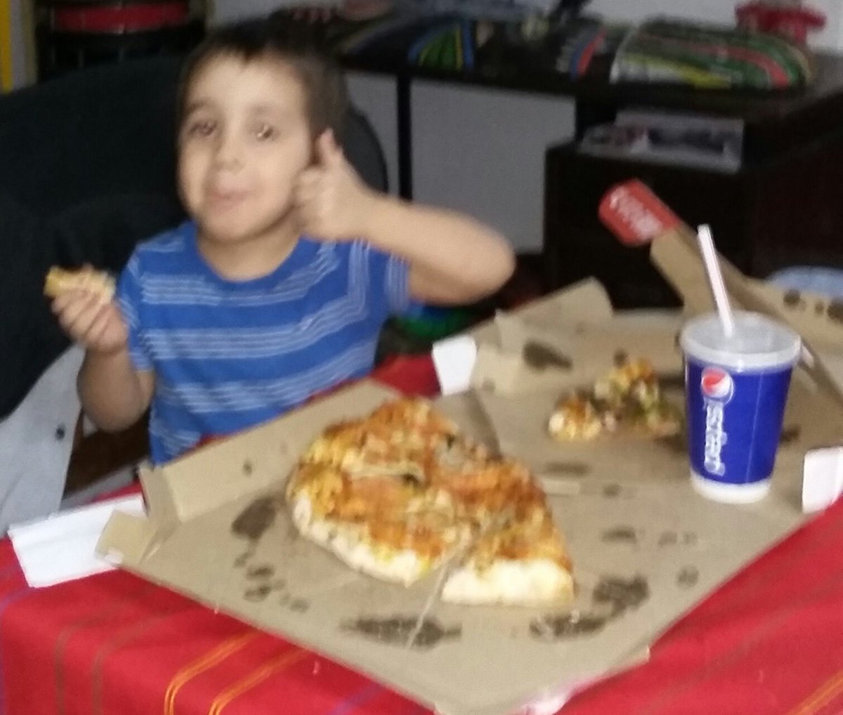 MabelOsorio6's tweet photo. @DominosPizzaPy ...mmmm...Q rica la cena mami, gracias. Es la mejor pizza de mi vida !!! https://t.co/QUJyhyziCM