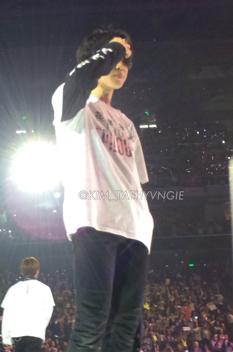 winterrtae's tweet photo. #EPILOGUEinManila please take with full credits. https://t.co/GyknuZ3Dgj