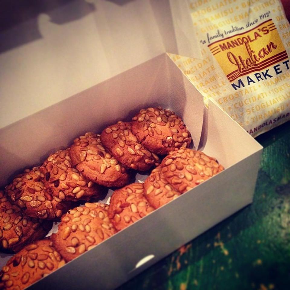 mandolasitalian's tweet image. Do you know what's better than 1 cookie? How about 7?! Right now, buy 6 cookies, get 1 FREE!