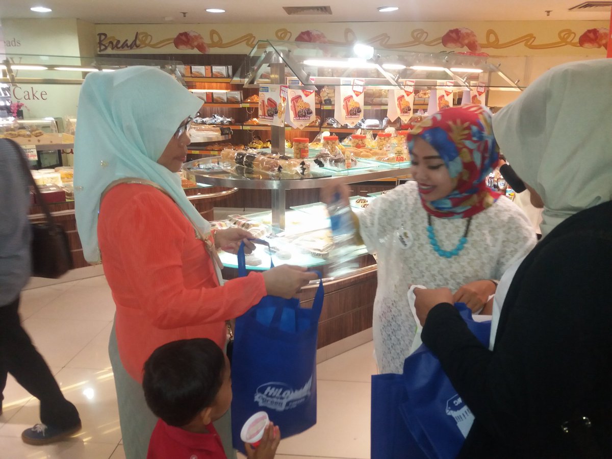 Hari ini selesai Aksi Grebek Plastik - Reusable Bag Are Better. Bagian dari Hari Anti Plastik Dunia 3 Juli lalu.