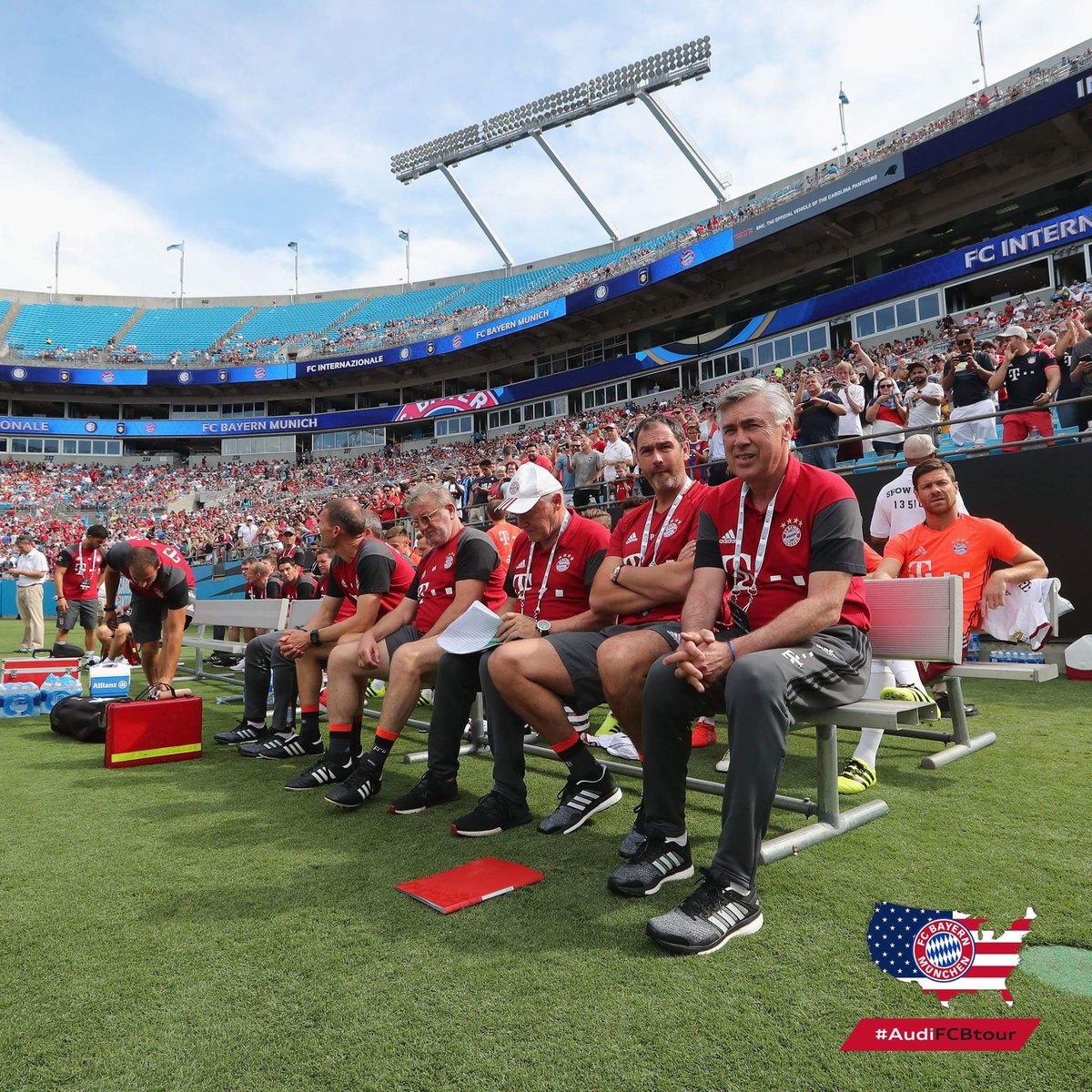 FCBayernES's tweet photo. "El ambiente fue muy bonito y nosotros completamos un muy buen partido", #Ancelotti tras el #FCIMFCB. #AudiFCBTour https://t.co/sehxaQ8hEt