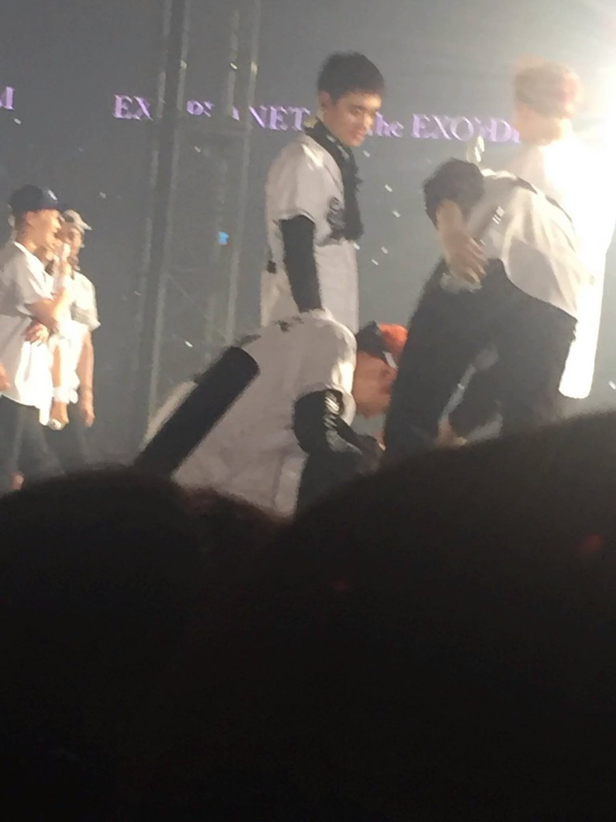 BUBBLETEAHOLIC's tweet photo. 160731 ที่คอนเสิร์ตชานยอลนั่งลงแล้วร้องไห้ cr: SENIDUKHU cr: 2tian_ https://t.co/zJmuo8McSO