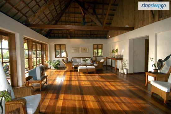 StopSleepGo's tweet image. This #Boracay #beachfront #villa in #WhiteBeach is the stuff #holiday dreams are made of: ow.ly/H6oE302zHe3