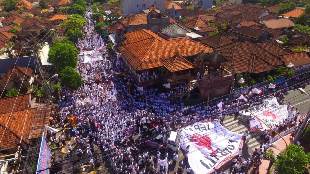 sarasdewi's tweet photo. Selamat sore Bapak @jokowi salam dari Desa kecil kami #Sumerta utk Teluk Benoa. Ini suara rakyat. https://t.co/7veJMsQiDQ
