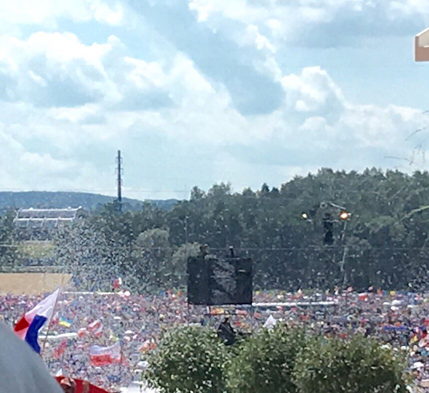 antoniospadaro's tweet photo. La gioia dei panamensi come si vedeva dall'altare papale #GMG2016 #WYD2016 #krakow2016 #GMG https://t.co/dejGM7HFXb