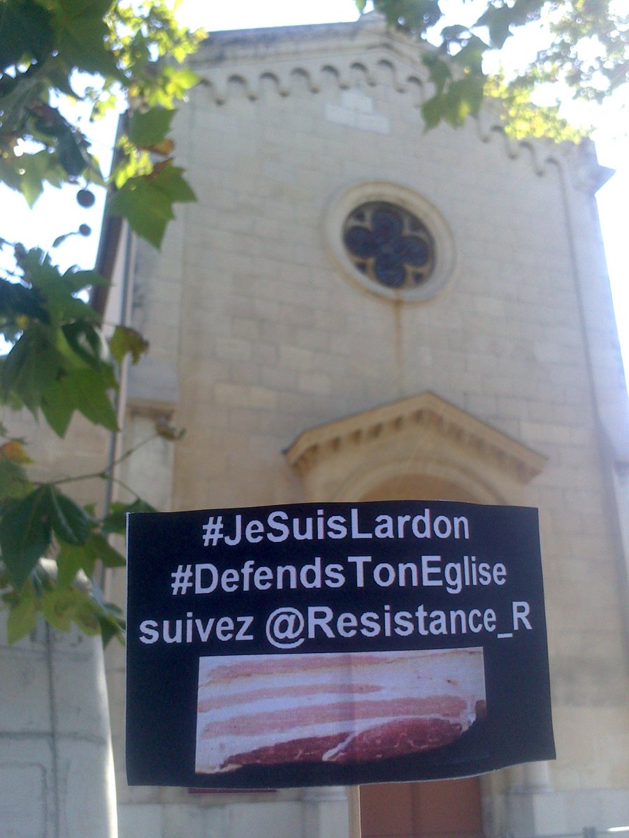 Resist_F's tweet photo. #DefendsTonEglise aucun musulman présent et c'est en banlieue
#JeSuisLardon #PADAMALGAM #CEPASCALISLAM #Resistance_R https://t.co/dHqdjg8V02