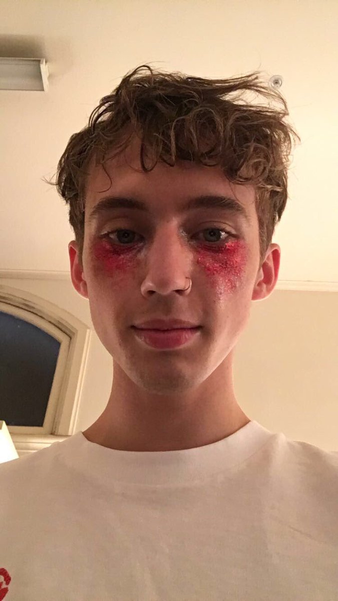 troyesivan's tweet photo. the.....gag of it all https://t.co/OWN2vF84fn