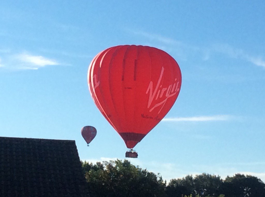 Urpadonline2's tweet photo. A great photo of @baileyballoons and @Nobbyvbfpilot this morning going over Headl ey Park https://t.co/E0u7rAgW1e