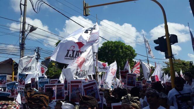 sarasdewi's tweet photo. Yadnya dalam bahasa sansekerta berarti pengorbanan. Inilah yadnya kami kepada alam. #BaliTolakReklamasi #Sumerta https://t.co/Jdc8VFZSS6