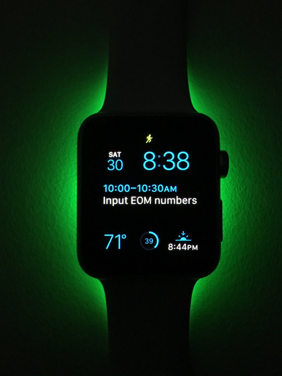 freedomoftime's tweet photo. My #AppleWatchSport sitting on my desk.  ⌚️📱  #greenlight #apple #applewatch #watch #mac #macbook #yolo #buddybuck https://t.co/HC90yYUXCD