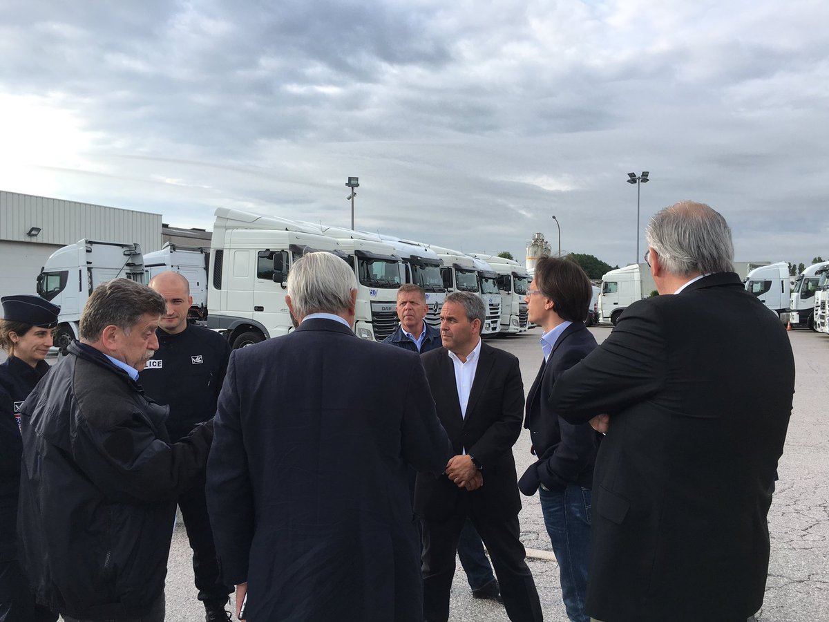 xavierbertrand's tweet photo. #calais, visite Transports RDV avec Préfet région, Prsdt Port, CRS, SP pour renforcer sécurité zone industrielle https://t.co/xnFshtqoon
