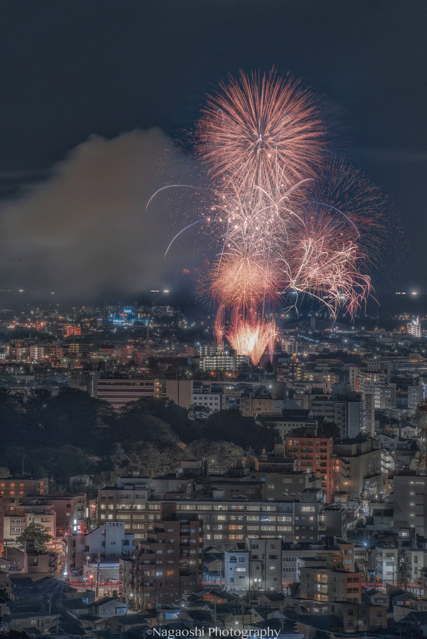 Misaki Nagao 北國花火金沢大会に行ってきました この花火を撮るのはカメラを始めてから初めてなので場所に迷いましたが うまく綺麗に見える場所からとれたので良かった 3枚目真ん中左に見えるのは金沢城です 金沢 花火 Fireworks T Co