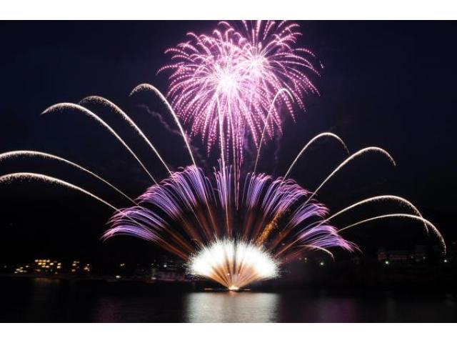 藤田桂輔 箱根芦ノ湖 夏まつりウィーク 31日の今日から 湖水祭 を皮切りに8月1日の例祭 2日の御神幸祭 4日の龍神祭そして 8月5日の 鳥居焼まつり まで連日連夜 芦ノ湖 の各所で花火大会が開催だ 花火観覧船なども出航して大賑わいの様子だね 藤田桂輔 箱根芦ノ湖 夏まつりウィーク 31日の今日から 湖水祭 を皮切りに8月1日の例祭 2日の御神幸祭 4日の龍神祭そして 8月5日の 鳥居焼まつり まで連日連夜 芦ノ湖 の各所で花火大会が開催だ 花火観覧船なども出航して大賑わいの様子だね
