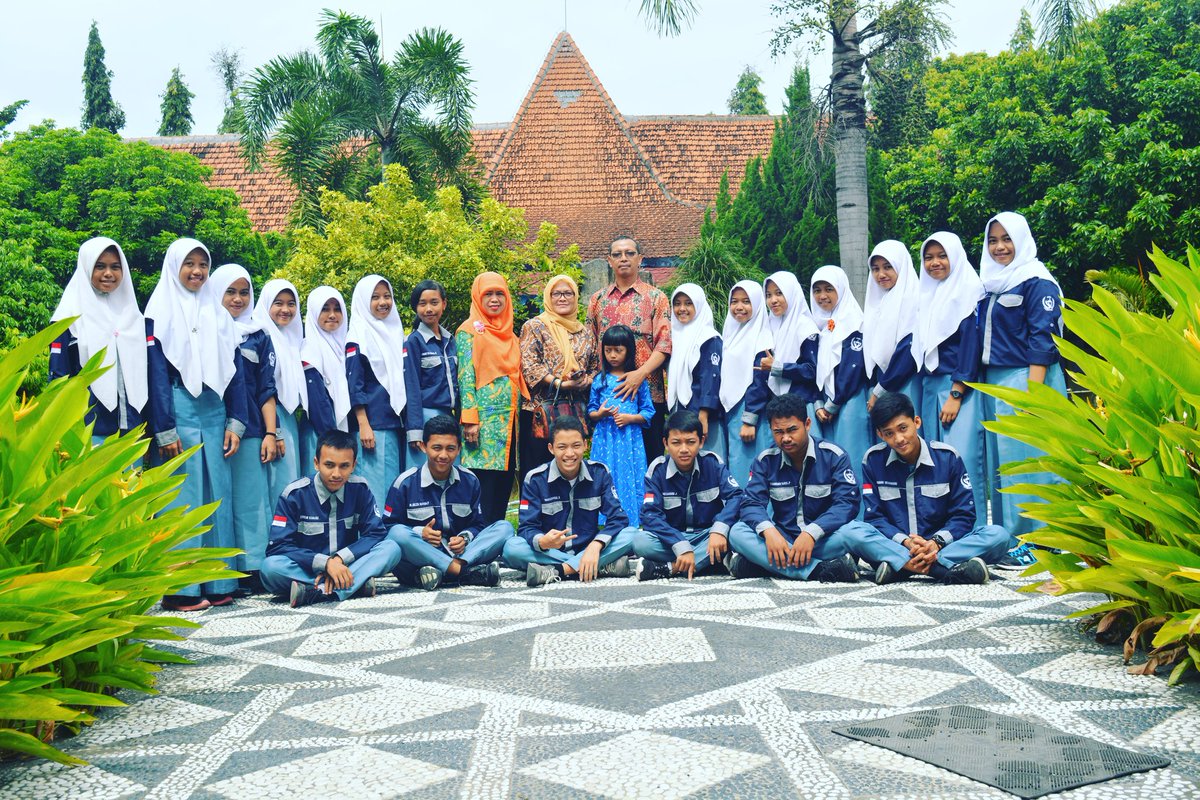 Foto bersama pemateri seminar kewirausahaan SMK N 1 Bantul 2016 🙌🙌🙌