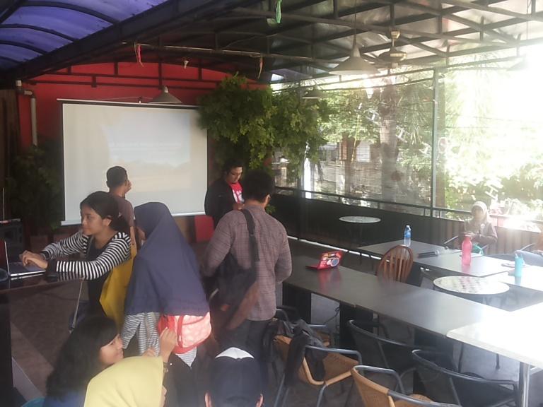Selamat siang, Travellers. Yuk merapat ke <a href="/djamilahCafe/">DjajananMilkdanBuah</a>. #KelasBackpacking sudah akan dimulai lho. <a href="/ChapterBogor/">Chapter Bogor</a>
