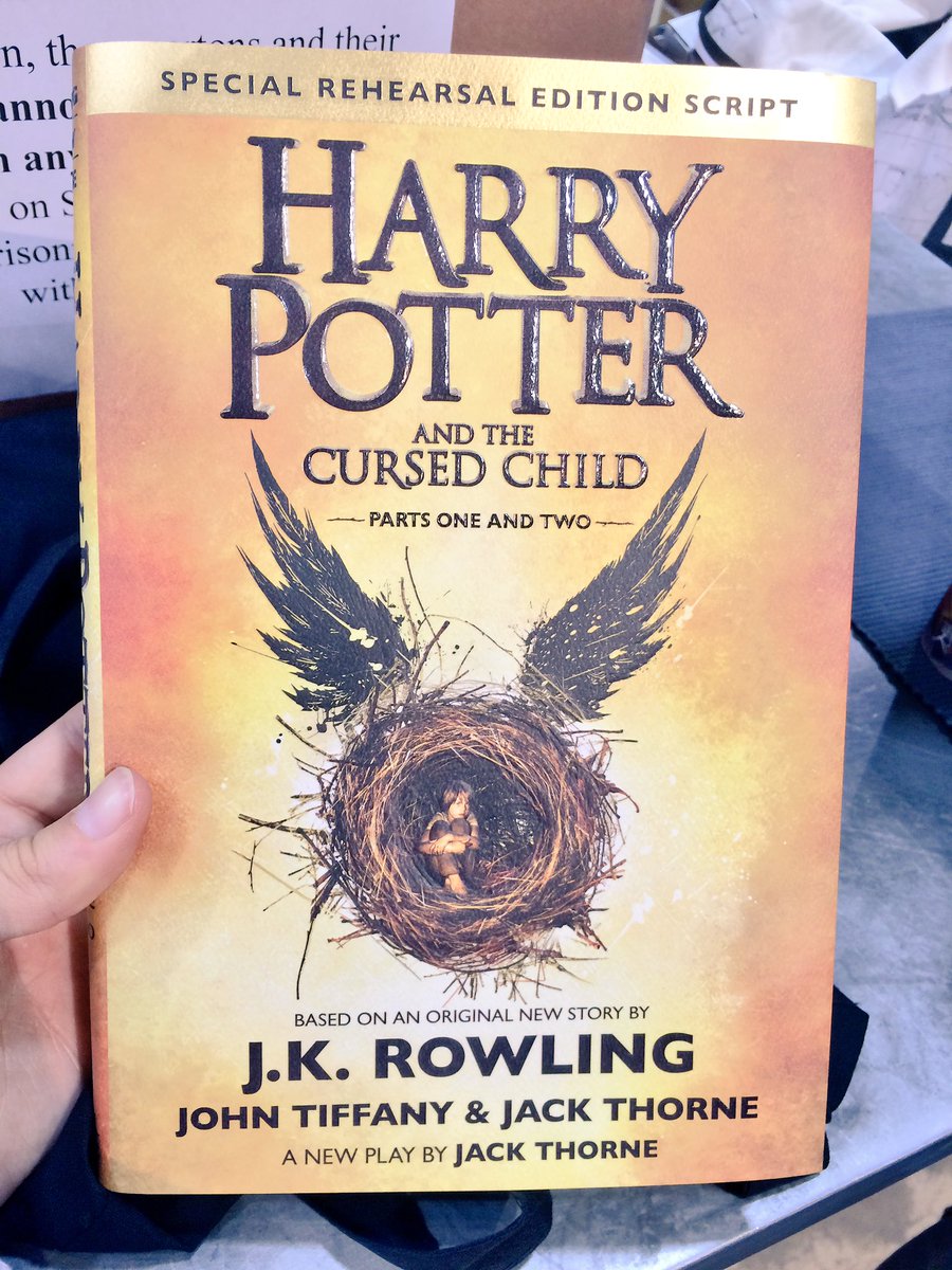 skatteredfate's tweet photo. Dressed up! Drank a butterbeer frapp! Got my book!⚡❤️️ #IndigoMidnightMagic #TheCursedChild @jk_rowling @pottermore https://t.co/kOdvPjt36v