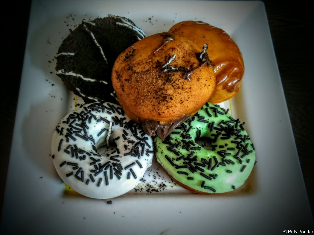 PrityPoddar's tweet photo. Assorted #EgglessDonuts @ Cremecup.in, Kolkata ☺

https://t.co/l746byxyGZ

#vegfoodandreviews #pritypoddar #doughnut https://t.co/Glo5IJG7g1